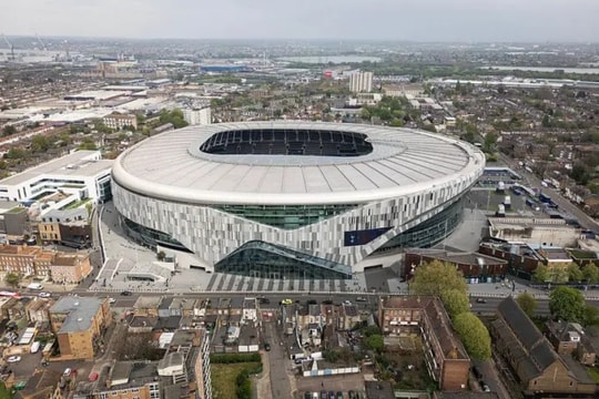 Arsenal thăng hoa nhưng Emirates thua Tottenham Stadium