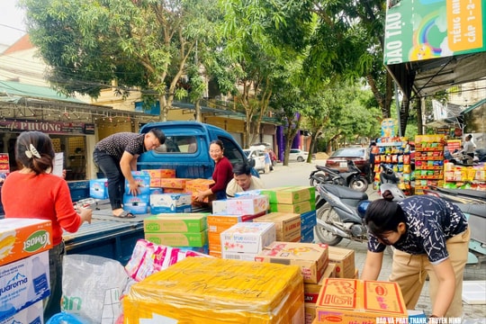 Người dân Nghệ An hướng về vùng lũ với những chuyến hàng ấm áp, sẻ chia