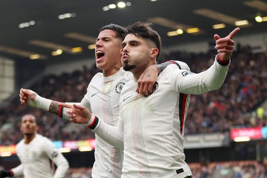 Neto ghi bàn, Chelsea thắng Burnley 2-0 và vươn nhì bảng