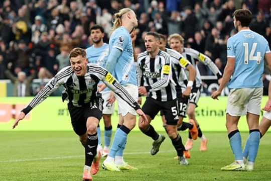 Barnes lập cú đúp, Newcastle hạ Man City 2-1