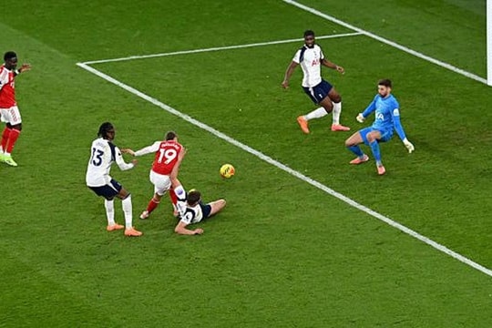 Trossard mở tỷ số, Arsenal thắng Tottenham 4-1 ở derby