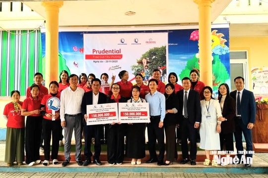 Hỗ trợ trang thiết bị học tập cho các trường học tại xã Lam Thành