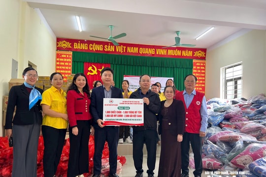 Hội Chữ thập đỏ Thành phố Hà Nội trao 1.000 suất quà cho người dân Tương Dương