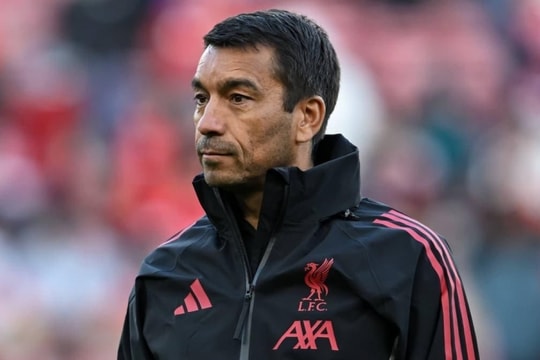 Indonesia cân nhắc Giovanni van Bronckhorst làm HLV trưởng