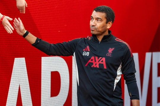 Indonesia nhắm trợ lý Liverpool Giovanni van Bronckhorst