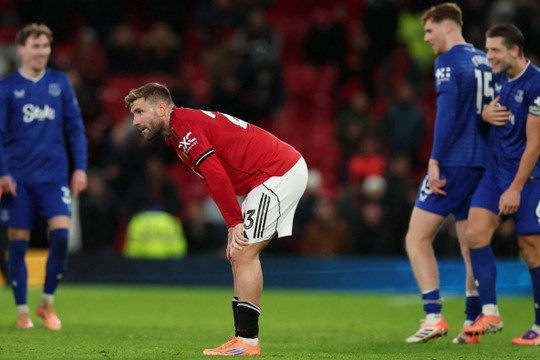 Man Utd thua Everton 0-1 dù đá hơn người tại Old Trafford