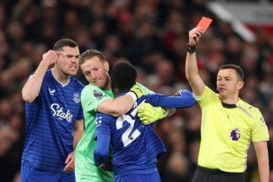 Gueye tát Keane phút 13 và lịch sử ẩu đả đồng đội trên sân