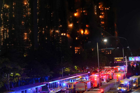 Thảm kịch cháy ở Hồng Kông: Hơn 14 người thiệt mạng, hàng nghìn cư dân sơ tán