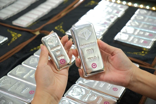 Giá bạc hôm nay 26/11/2025: Bật tăng cả trong nước và quốc tế