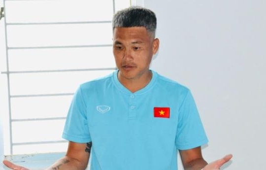 Lê Công Vinh lộ diện tóc bạc, theo học chứng chỉ HLV