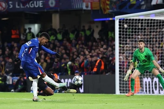 Chelsea đè bẹp Barcelona 3-0, Estevao lấn át Yamal