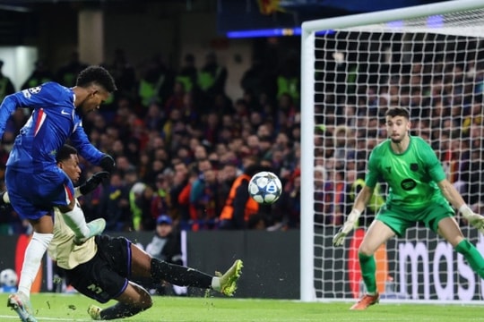 Chelsea 3-0 Barcelona: Estevao rực sáng, Araujo thẻ đỏ