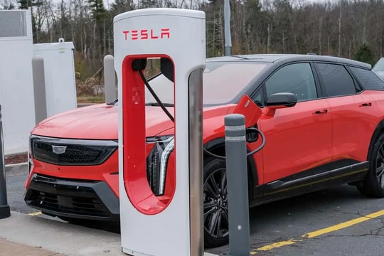 Cadillac Optiq 2026 sạc thực tế trên Tesla Supercharger