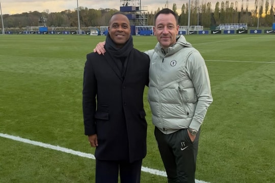 Rời Indonesia, Patrick Kluivert xem U19 Chelsea - Barcelona