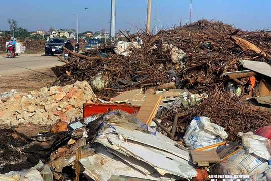Cần xử lý khối lượng rác khổng lồ tại đường D3 phường Vinh Hưng