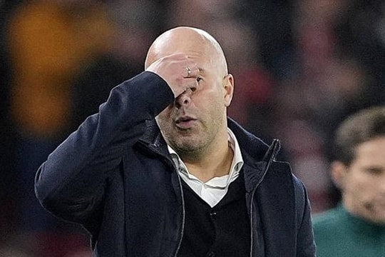 Liverpool thua 1-4 PSV: Slot thua 9/12 trận, ghế nóng rung