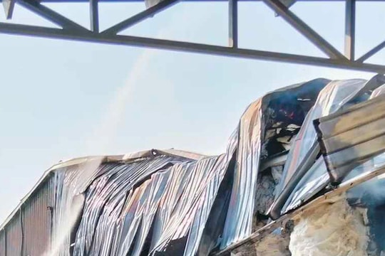 Bà hỏa thiêu rụi 2.000 m2 nhà xưởng trong khu công nghiệp