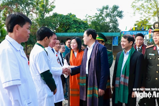 Chủ tịch UBND tỉnh Nghệ An Võ Trọng Hải dự lễ khởi công trạm y tế 3 xã vùng biên