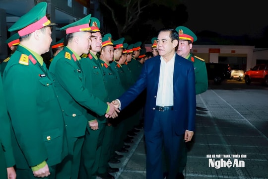 Chủ tịch UBND tỉnh Võ Trọng Hải thăm, động viên cán bộ, chiến sĩ Ban Chỉ huy phòng thủ khu vực 4 - Tương Dương, Nghệ An