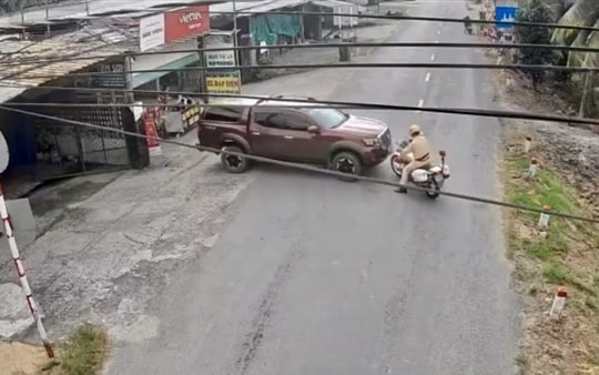 Truy xét tài xế xe bán tải chống người thi hành công vụ