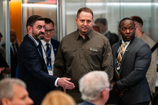 Sau khi từ chức, chánh văn phòng tổng thống Ukraine xin ra mặt trận