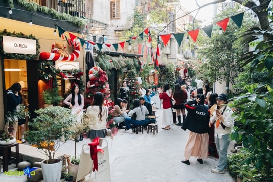 Hà Nội: Con ngõ Noel 100 m phong cách Hàn Quốc hút khách