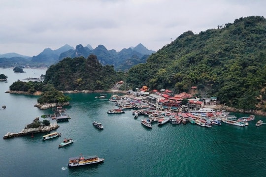 Hồ Hòa Bình: chèo thuyền và chiêm bái Đền Chúa Thác Bờ