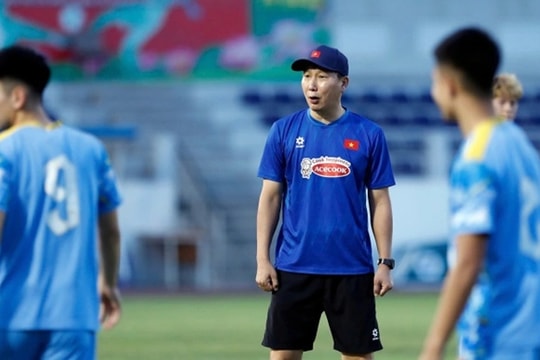 HLV Kim Sang-sik mất ngủ trước giờ chốt 23 cầu thủ SEA Games 33