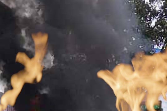 Xe ô tô bốc cháy khi đang sửa chữa trong ga-ra