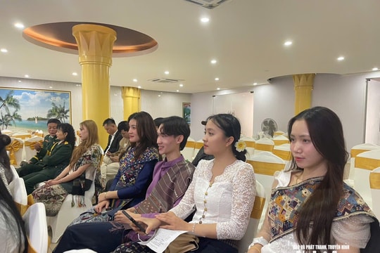 Gặp mặt sinh viên Lào nhân kỷ niệm 50 năm Quốc khánh nước CHDCND Lào