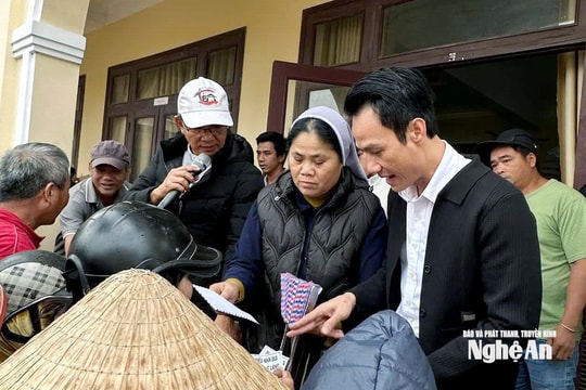 Trao 3 tấn nhu yếu phẩm và 330 triệu đồng hỗ trợ người dân vùng lũ An Thạch (Phú Yên)