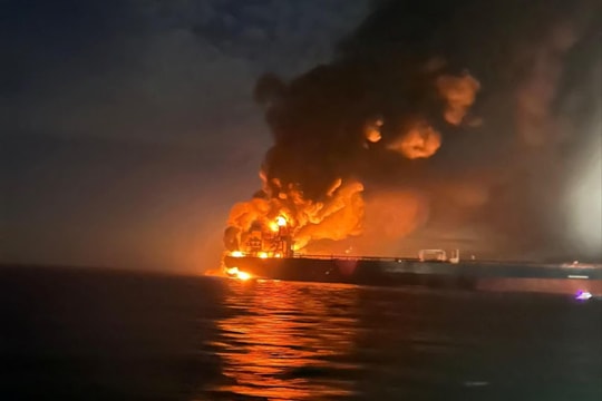 Ukraine dùng xuồng không người lái tập kích 2 tàu dầu thuộc 'hạm đội bóng đêm'