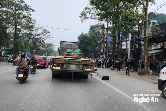 Va chạm với xe đầu kéo, người đàn ông đi xe đạp điện không qua khỏi