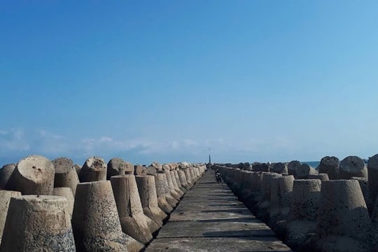 Bờ kè Khánh Hội: con đường đá giữa biển ở Ninh Thuận