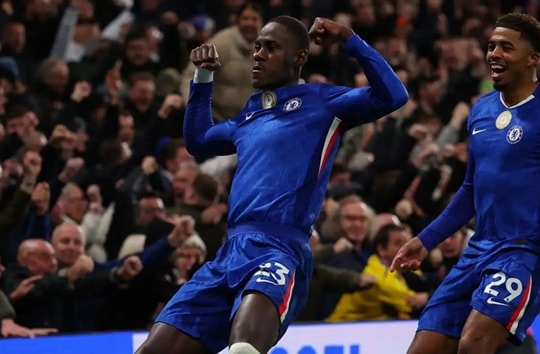 Chelsea 1-1 Arsenal: James gánh đội, Caicedo nhận thẻ đỏ