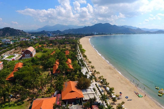 Ninh Chữ: biển xanh, gió lành và thể thao nước quanh năm