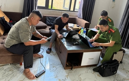Công an triệu tập người bố xích con trong nhà để đi làm