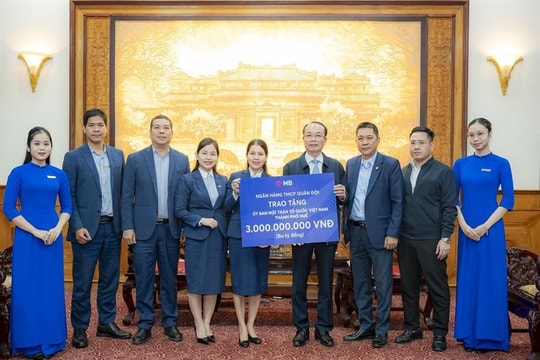 Ngân hàng TMCP Quân đội trao hỗ trợ thành phố Huế 3 tỷ đồng khắc phục hậu quả thiên tai