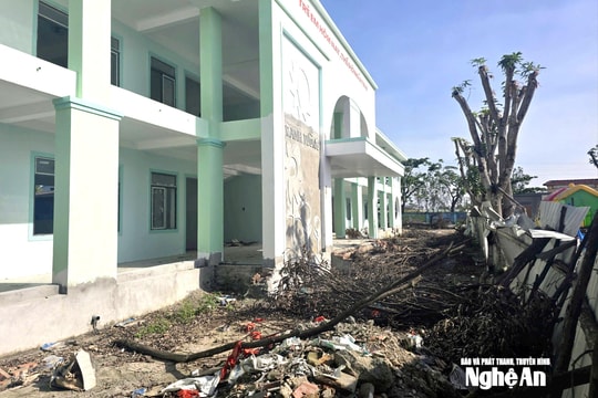 Xây dựng dở dang, cô trò mòn mỏi 'ngóng' trường mới