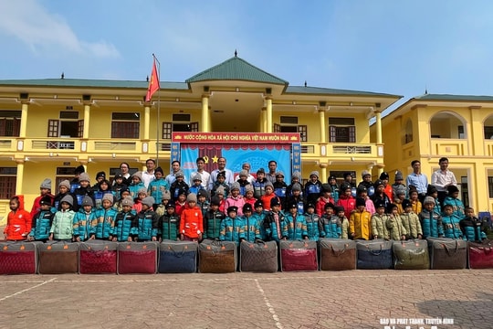 Trao tặng 100 suất quà cho trẻ em có hoàn cảnh khó khăn tại xã Mường Ham