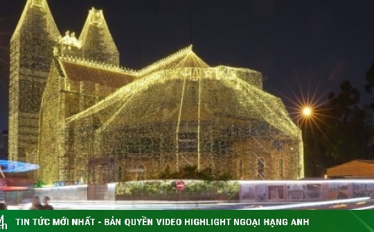 TP HCM: Nhà thờ Đức Bà rực đèn LED, check-in Giáng sinh