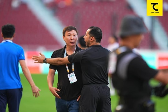 U22 Việt Nam 2-1 U22 Lào: HLV Kim nhận thẻ vàng sau bẻ còi