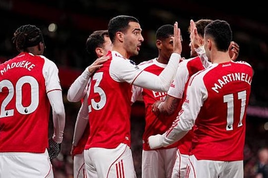 Arsenal 2-0 Brentford: Merino mở, Saka chốt, vững ngôi đầu