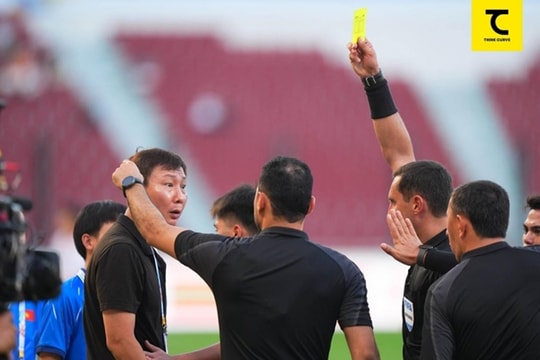 U22 Việt Nam 2-1 U22 Lào: Kim Sang-sik nhận thẻ vàng