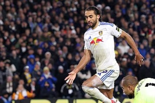 Chelsea thua 1-3 trước Leeds, cuộc đua vô địch xa dần