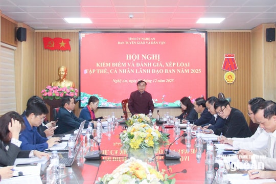 Đồng chí Võ Thị Minh Sinh dự kiểm điểm Ban Tuyên giáo và Dân vận Tỉnh uỷ Nghệ An