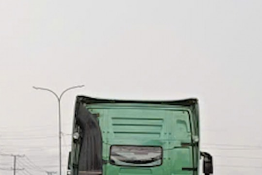 4 khối sắt văng khỏi xe container, làm bị thương người đi xe máy