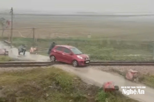 Hy hữu: Ô tô mắc kẹt trên đường ray, lái tàu kịp thời dừng tránh tai nạn