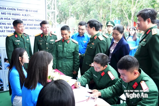 Hơn 6.000 thanh niên xuất ngũ tham gia ngày hội tư vấn hướng nghiệp, giáo dục nghề nghiệp ở Nghệ An