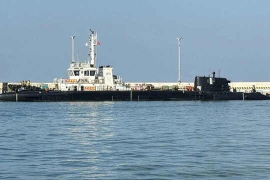 Tàu 3 thân lai tàu ngầm Trung Quốc mới lộ diện